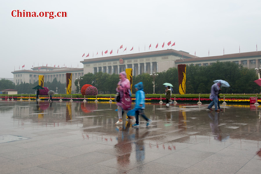 Many tourists still choose to come to visit the Tian'anmen Rostrum and the Tian'anmen Square despite rainy weather on Oct. 4, 2016, the fourth day of the National Day Golden Week (Oct. 1-7). [Photo by Chen Boyuan / China.org.cn]