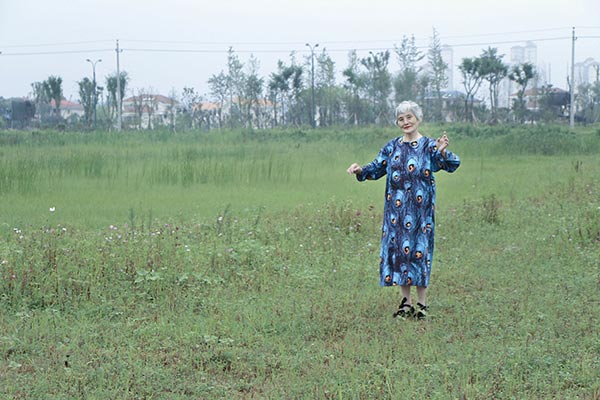 Huang Citong, a 74-year-old retired factory worker in Changsha, Hunan province, has changed people's stereotypes of old grandmas. [Photo provided to China Daily] 