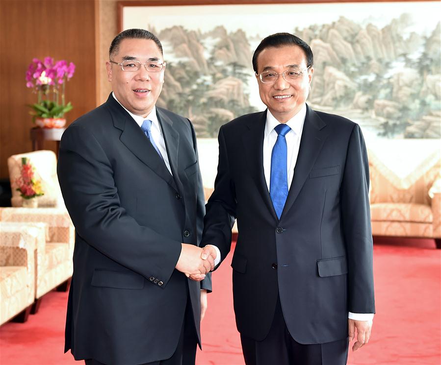 Chinese Premier Li Keqiang (R) meets with Chui Sai On, chief executive of the Macao Special Administrative Region (SAR), in Macao, south China, Oct. 10, 2016. [Xinhua]