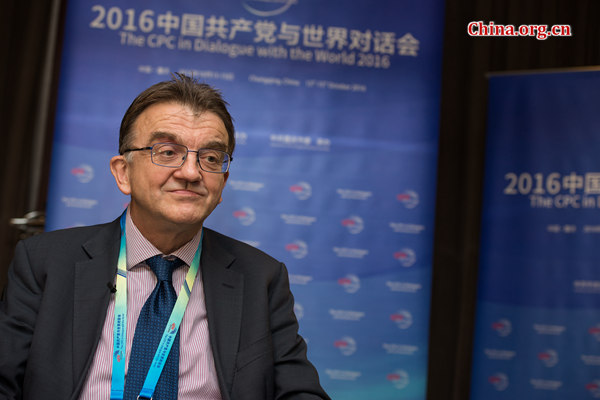 Flemming Christiansen, professor of China Studies at the University of Duisburg-Essen in Germany, takes questions on Oct. 13 during the CPC in Dialogue with the World 2016 being held in Chongqing. [Photo by Chen Boyuan / China.org.cn] 