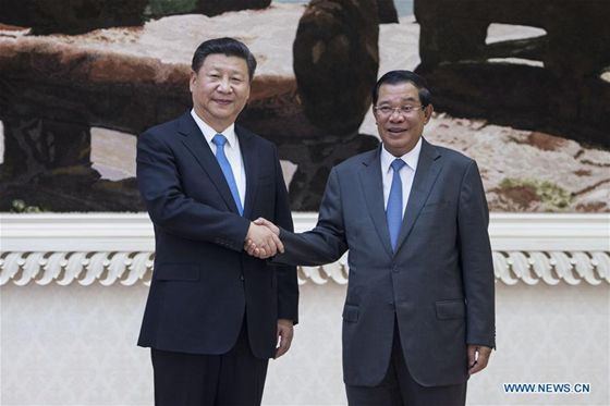 Chinese President Xi Jinping (L) shakes hands with Cambodian Prime Minister Hun Sen in Phnom Penh, capital of Cambodia, Oct. 13, 2016. [Photo/Xinhua]