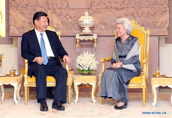 Chinese President Xi Jinping visits Queen Mother Norodom Monineath Sihanouk in Phnom Penh, capital of Cambodia, Oct. 13, 2016. [Photo/Xinhua]
