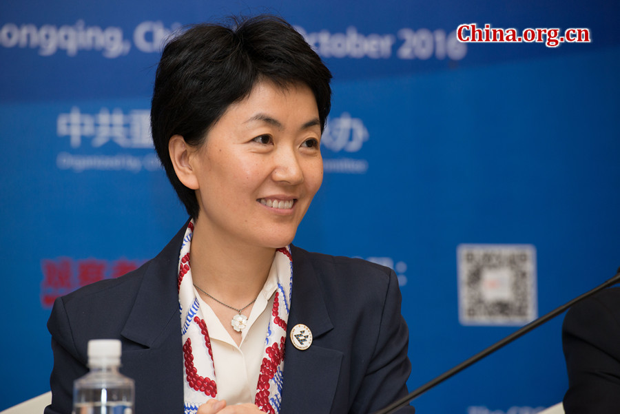 Ms. Sun Haiyan, director-general of the Information Center at the International Department of CPC Central Committee (IDCPC), the organizer of the CPC in Dialogue with the World 2016, responds to questions on the forum at the press briefing held upon the conclusion of the forum on the afternoon of Oct. 15, 2016 in Chongqing Municipality, southwest China. [Photo by Chen Boyuan / China.org.cn]