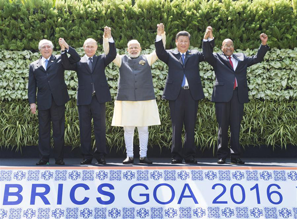 Chinese President Xi Jinping, Indian Prime Minister Narendra Modi, South African President Jacob Zuma, Brazilian President Michel Temer, and Russian President Vladimir Putin pose for group photos at the eighth BRICS (Brazil, Russia, India, China and South Africa) summit in the western Indian state of Goa, Oct. 16, 2016. (Xinhua/Xie Huanchi) 