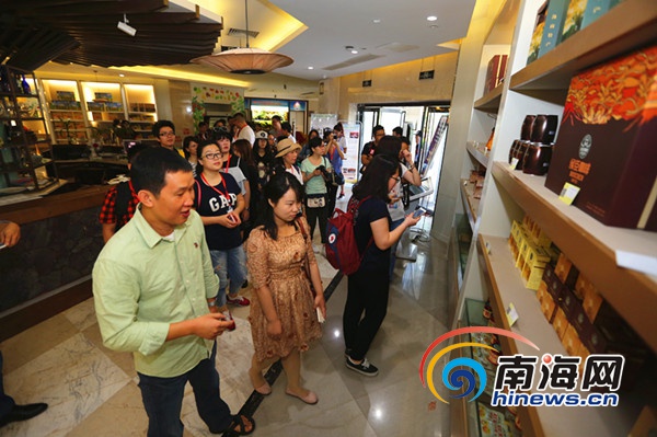 10月17日，“全域旅游，海南范例——2016全国重点网络媒体海南行”采访团的记者、网络大咖和网红走进澄迈县福山镇，参观了解海南第三个互联网农业小镇。 [南海网 刘洋 摄]