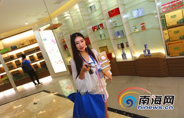 10月17日，“全域旅游，海南范例——2016全国重点网络媒体海南行”采访团的记者、网络大咖和网红走进澄迈县福山镇，图为网红在直播。 [南海网 刘洋 摄]
