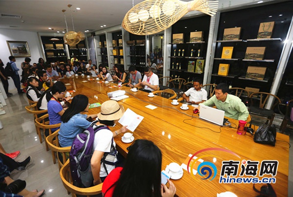 10月17日，“全域旅游，海南范例——2016全国重点网络媒体海南行”采访团的记者、网络大咖和网红走进澄迈县福山镇。 [南海网 刘洋 摄]