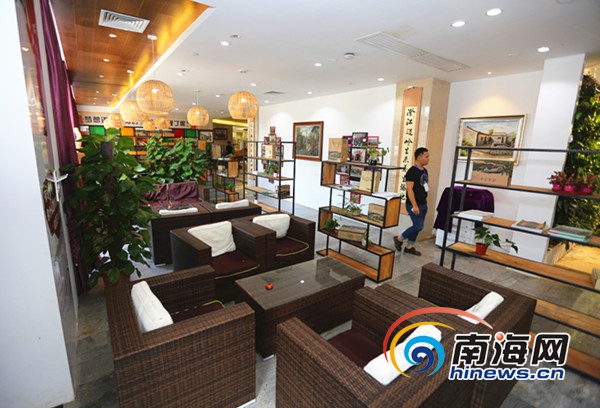 10月17日，“全域旅游，海南范例——2016全国重点网络媒体海南行”采访团的记者、网络大咖和网红走进海南第三个互联网农业小镇——澄迈县福山镇。 [南海网 刘洋 摄]