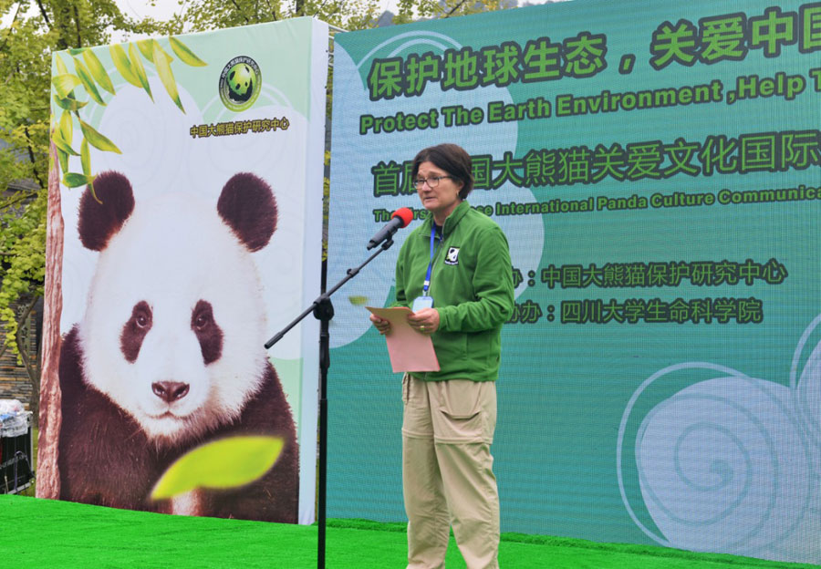 Suzanne Braden, founder of Pandas International, delivers a speech at the China Conservation and Research Centre for the Giant Panda in Dujiangyan, southwest China's Sichuan province. [Photo: CRI/Gao Shan]