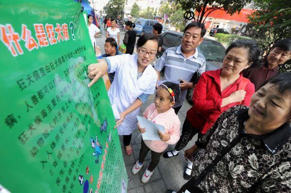 People learn about knowledges related to rabies. [Photo: Xinhua]