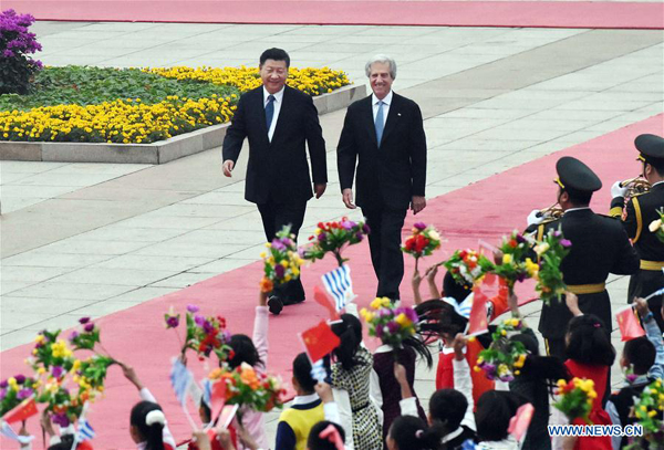 Chinese President Xi Jinping (L) holds a welcoming ceremony for his Uruguayan counterpart Tabare Vazquez before their talks outside the Great Hall of the People in Beijing, capital of China, Oct. 18, 2016. (Xinhua/Rao Aimin) 