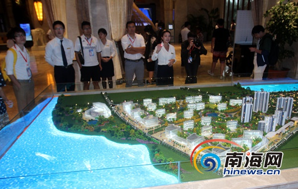 “全域旅游，海南范例”2016全国重点网络媒体海南行采访团的记者们走进文昌高龙湾1号。 [南海网 陈望 摄]