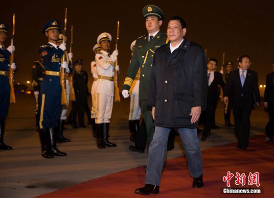 Philippine President Rodrigo Duterte arrives in Beijing Tuesday evening, beginning his four-day visit to China. [Photo/Chinanews.com]