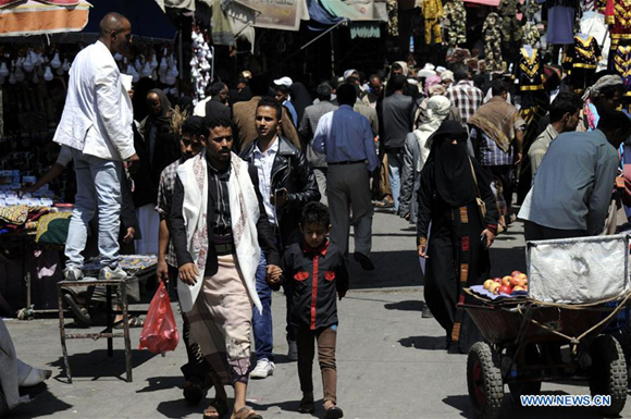 People shop at a market in the old city of Sanaa, Yemen, on Oct. 18, 2016. Yemen's President Abdu-Rabbu Mansour Hadi has officially agreed on Monday to a 72-hour ceasefire between the warring parties in the war-torn Arab country proposed by the United Nations. (Xinhua/Mohammed Mohammed) 
