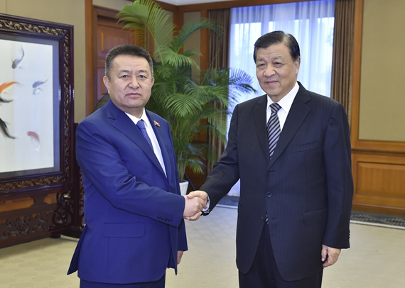 Liu Yunshan (R), a member of the Standing Committee of the Political Bureau of the CPC Central Committee, meets with Chynybai Tursunbekov, president of the Kyrgyz Parliament and a leader of the Social Democratic Party of Kyrgyzstan, who attends the CPC in Dialogue with the World 2016 conference, in Chongqing, Oct. 14.