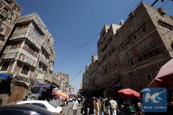 People shop at the old market in the historic city of Sanaa, Yemen, October 21, 2016. [Photo/Xinhua]