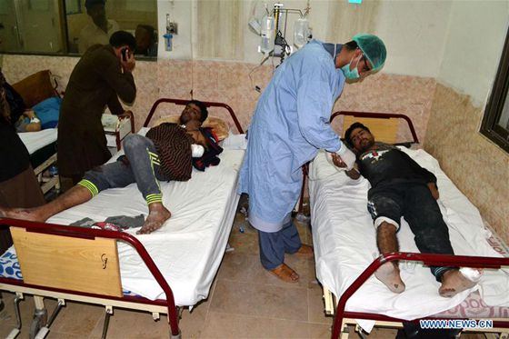 Injured personnel receive medical treatment at a hospital in southwest Pakistan's Quetta, on Oct. 24, 2016. [Photo/Xinhua]