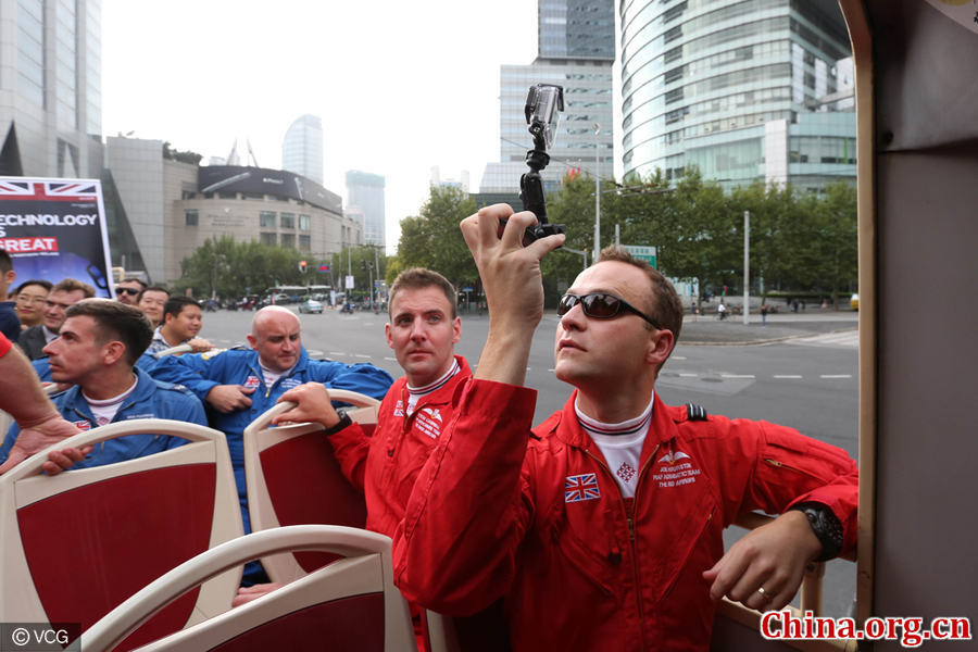 2016年10月24日，英国皇家空军特技飞行表演队“红箭”访问上海，飞行队乘坐双层观光巴士，游览了繁华市中心，并在外滩和陆家嘴停留，与上海的朋友进行一次近距离对话。据了解，此次红箭团队来到中国，将前往珠海参加11月1日-6日举行的第十一届中国国际航空航天博览会（珠海航展）。 [视觉中国 供图]