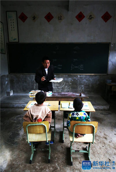 Yang Jinhua, the only teacher in Muqiao primary school, teaches students on October 24, 2016. [Photo: Xinhua]