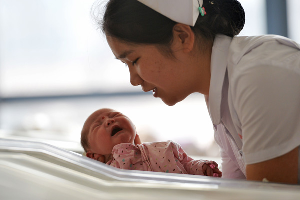 A newborn baby is taken care of at Gansu Provincial Maternity and Childcare Hospital in Lanzhou in February. [Photo/Xinhua] 