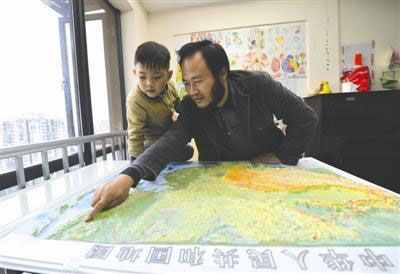 Pang Chuanxing and his son recall the fun stories along the journey. [Photo / Chengdu.cn]