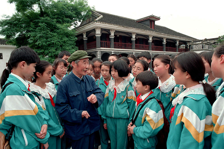 A former Red Army soldier tells stories of the Long March to children at the Zunyi Meeting Memorial Museum in southwest China's Guizhou Province. At the meeting, Mao Zedong regained his authority over the Party and the military. The meeting was seen as a critical turning point in the history of the CPC and the Red Army. 