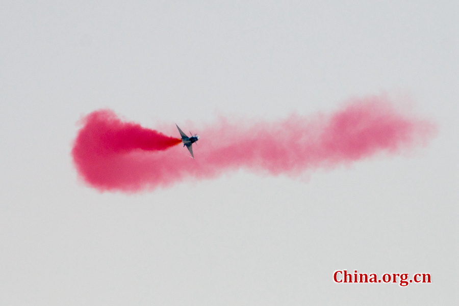 11月1日，第十一届中国国际航空航天博览会在广东珠海国际航展中心开幕，中国空军“八一”飞行表演队驾驶歼-10战机进行特技表演。 [中国网 陈博渊 摄]