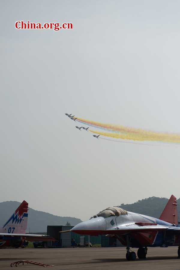 11月1日，第十一届中国国际航空航天博览会在广东珠海国际航展中心开幕，中国空军“八一”飞行表演队驾驶歼-10战机进行特技表演。 [中国网 陈博渊 摄]