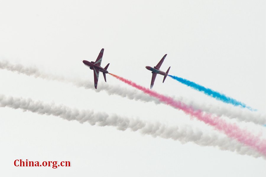 11月1日，第十一届中国国际航空航天博览会在广东珠海国际航展中心开幕，英国皇家空军“红箭”特技飞行表演队在空中秀出多个高难度动作，美不胜收。 [中国网 陈博渊 摄]