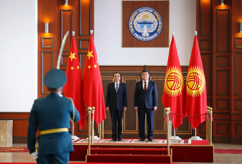 Chinese Premier Li Keqiang attends a welcoming ceremony held by Kyrgyzstan PM Zheenbekov. A military band plays the national anthems of both countries as Premier Li reviewes the guard of honor accompanied by Zheenbekov. [Photo: gov.cn]