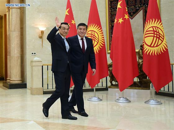 Chinese Premier Li Keqiang (L) holds talks with Kyrgyz Prime Minister Sooronbay Jeenbekov in Bishkek, Kyrgyzstan, Nov. 2, 2016. [Photo/Xinhua]