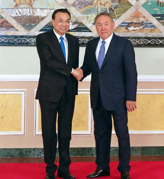 Chinese Premier Li Keqiang (L) meets with Kazakh President Nursultan Nazarbayev in Astana, Kazakhstan, Nov. 3, 2016. [Photo/Xinhua]