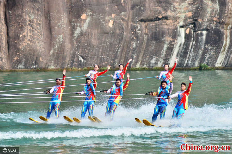 11月6日，湖南郴州市苏仙区飞天山景区，运动健儿在翠江上表演水上特技。当日，苏仙区组织滑水、摩托艇、水上飞人等特技运动，惊险刺激的花样动作吸引了众多市民和游客观赏。 [视觉中国 供图]