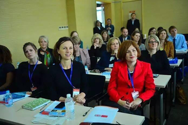 Photo shows teachers from the UK arriving in Shanghai for maths training. [Photo: thepaper.cn]