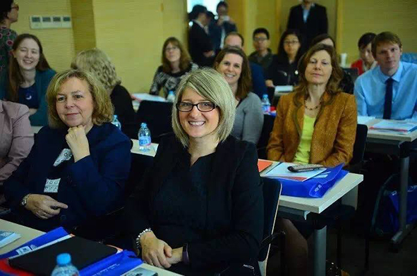 Photo shows teachers from the UK arriving in Shanghai for maths training. [Photo: thepaper.cn]