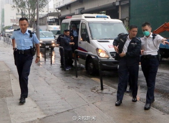 Hong Kong police investigate the crime scene where 81 gold bricks worth HK$22.68 million (US$2.92 million) were robbed at On Chuen Street, Hong Kong on Nov. 22, 2016. [Weibo.com]