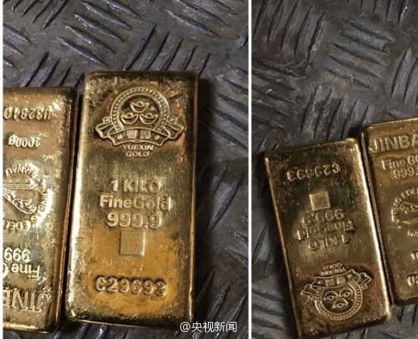 What the gold bars look like in this big gold heist. Each gold bar weighs 1kg and is worth at HK$300,000. [Weibo.com]