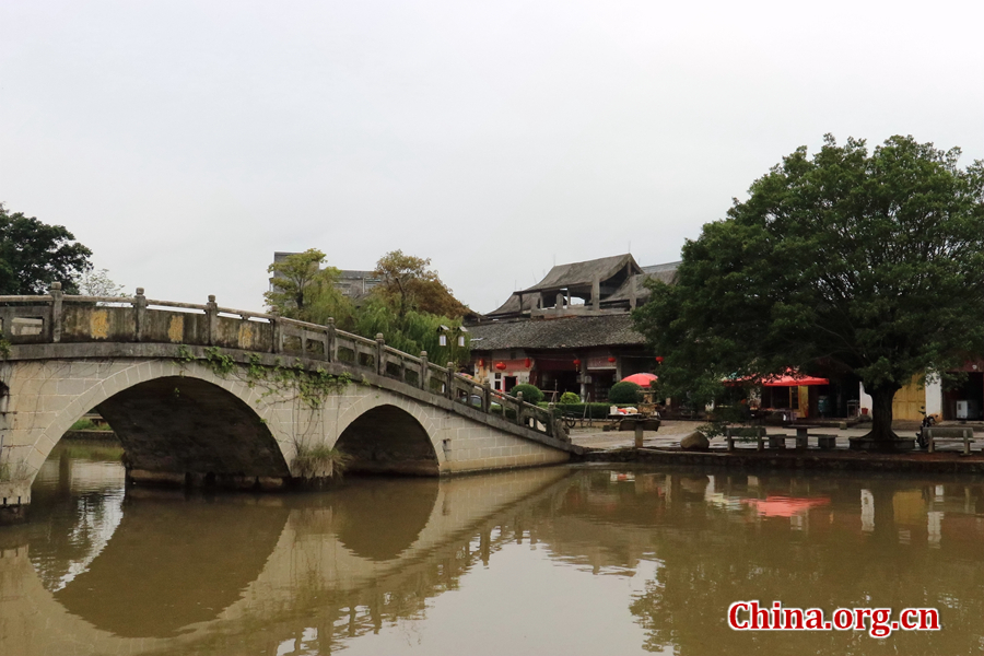 Along the Zhuji Ancient Lane are bridges, a pond and a river. [Photo by Li Huiru / China.org.cn] 