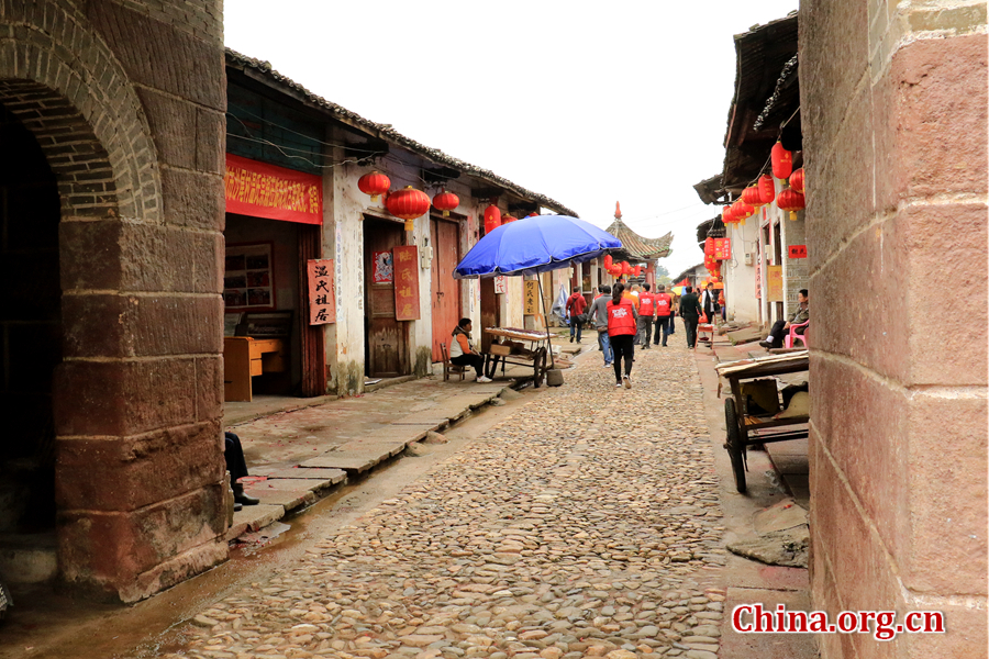 There are village houses and ancestral halls on each side of the road. [Photo by Li Huiru / China.org.cn]
