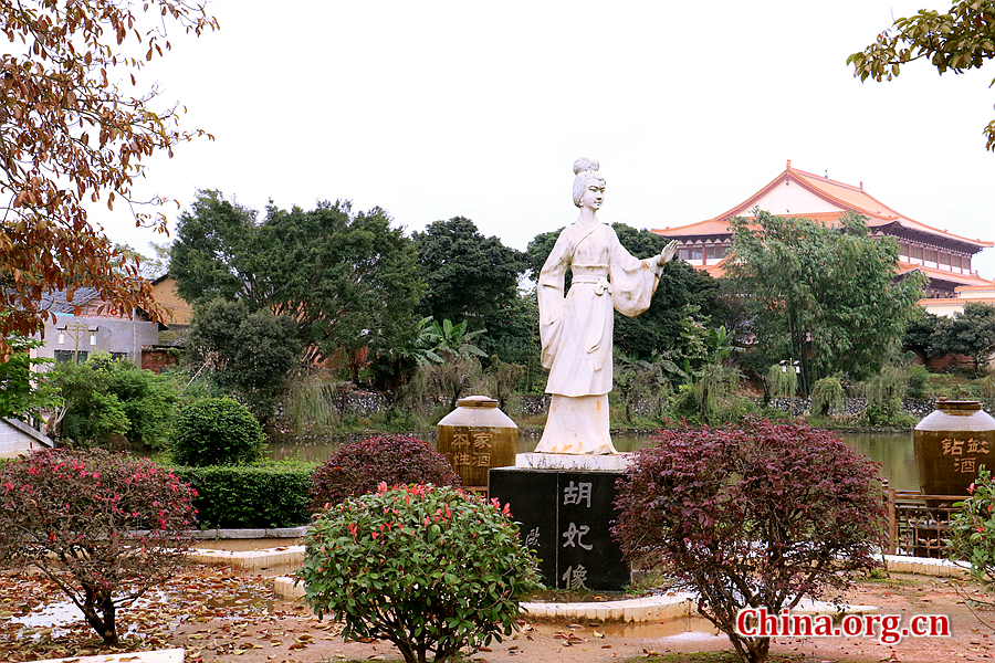 The photo shows the stone statue of Imperial Concubine Hu, who escaped from the palace and settled in the Zhuji Ancient Lane in Southern Song Dynasty (1127-1279). [Photo by Li Huiru / China.org.cn]