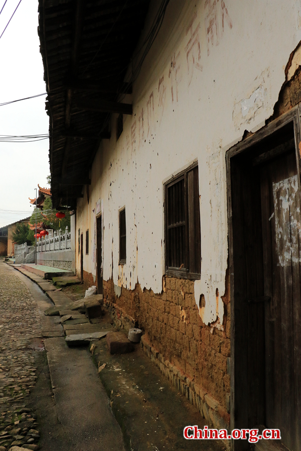 The photo shows homes of local people. Nowadays, more than 300 families still live here. [Photo by Li Huiru / China.org.cn]