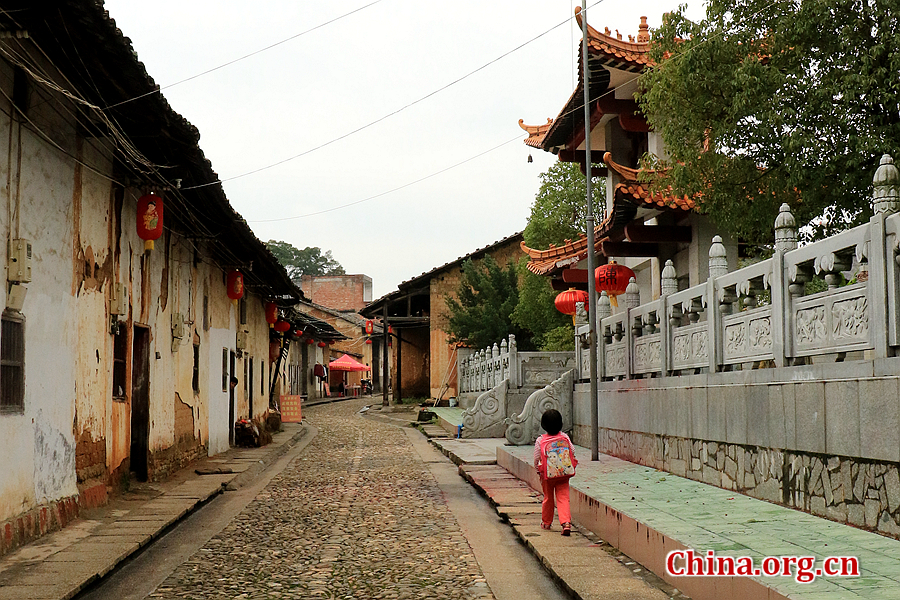  A primary school girl is on her way home from school. Nowadays, more than 300 families still live here. [Photo by Li Huiru / China.org.cn]