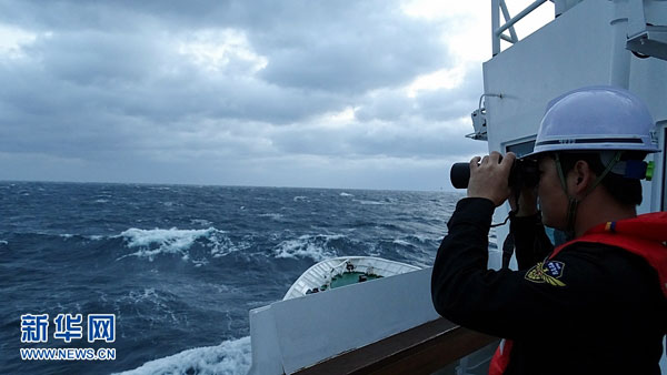 A South Korean maritime policeman searches for Chinese fishing boat in west waters off South Korea, on Nov. 22, 2016. [Photo/Xinhua]