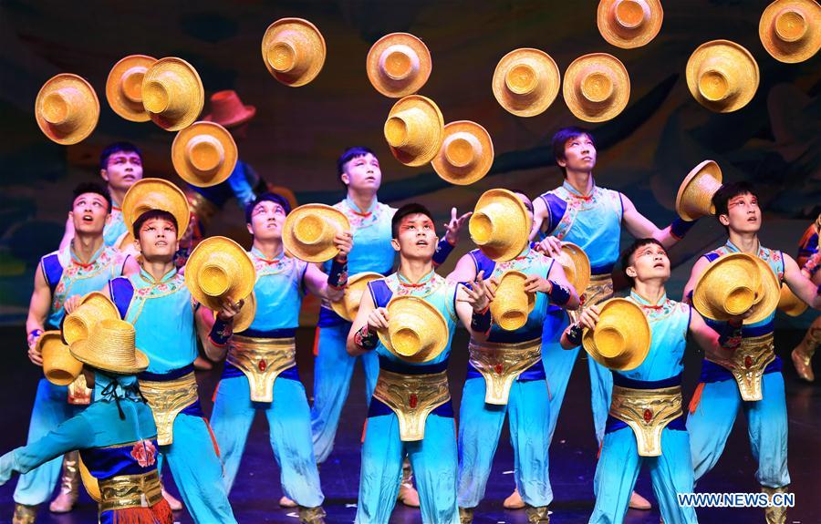 Acrobats from Chinese Hunan Acrobatic Art Theatre perform during the show &apos;Journey of Dreams&apos; at the Flato Markham Theatre in Toronto, Canada, Nov. 24, 2016. (Xinhua/Zou Zheng)