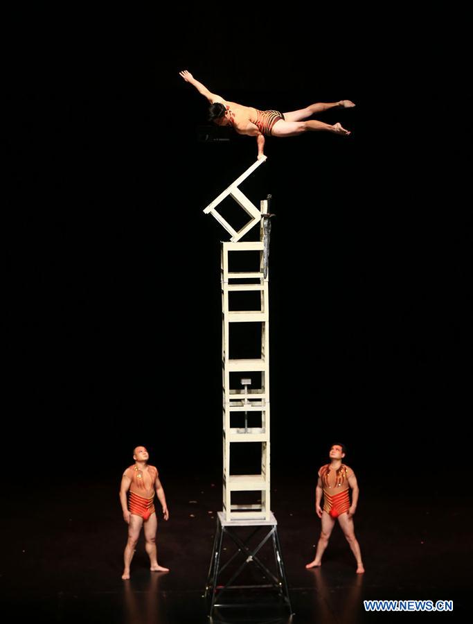 Acrobats from Chinese Hunan Acrobatic Art Theatre perform during the show &apos;Journey of Dreams&apos; at the Flato Markham Theatre in Toronto, Canada, Nov. 24, 2016. (Xinhua/Zou Zheng) 