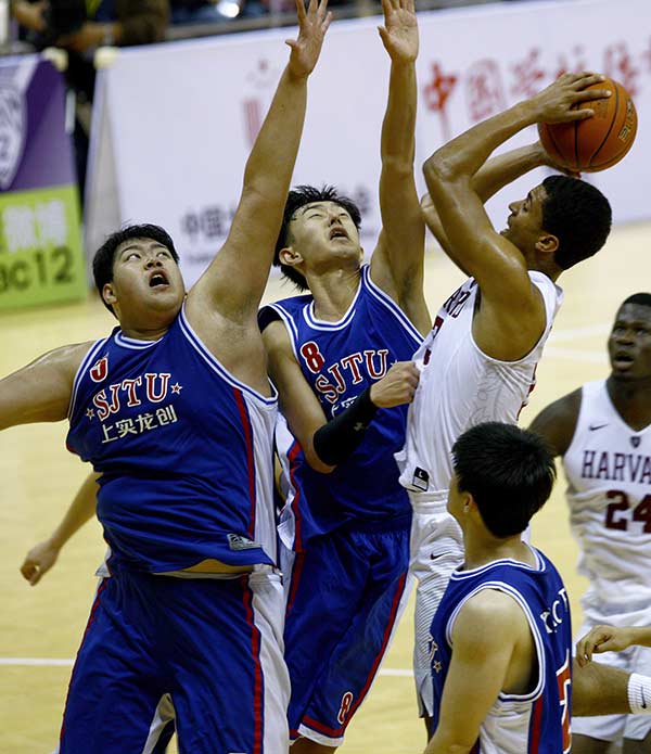 Basketball players from colleges in China and the United States during a friendly game at Shanghai Jiao Tong University on Nov 9. [Photo/Xinhua]