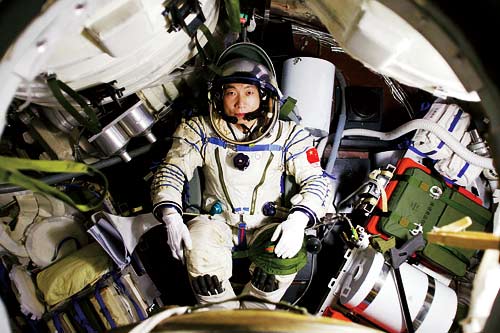 Chinese astronaut Yang Liwei sits in the module of Shenzhen 5 spaceship. [Photo/China.org.cn]