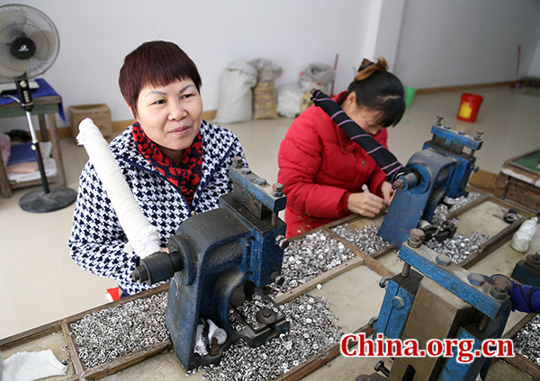  Lan Meizhong is working at a button processing company in the park.