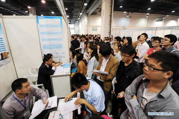 College students wait to apply for jobs at a job fair in Hangzhou, capital of East China's Zhejiang province, Oct 27, 2012. [Photo/Xinhua]