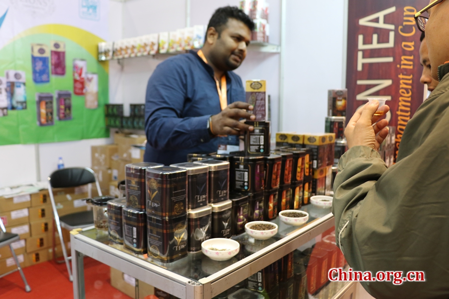 A Sri Lankan sells Ceylon tea to Chinese consumers, Nov. 25, 2016.[Photo by Niu Jingjing / China.org.cn]
